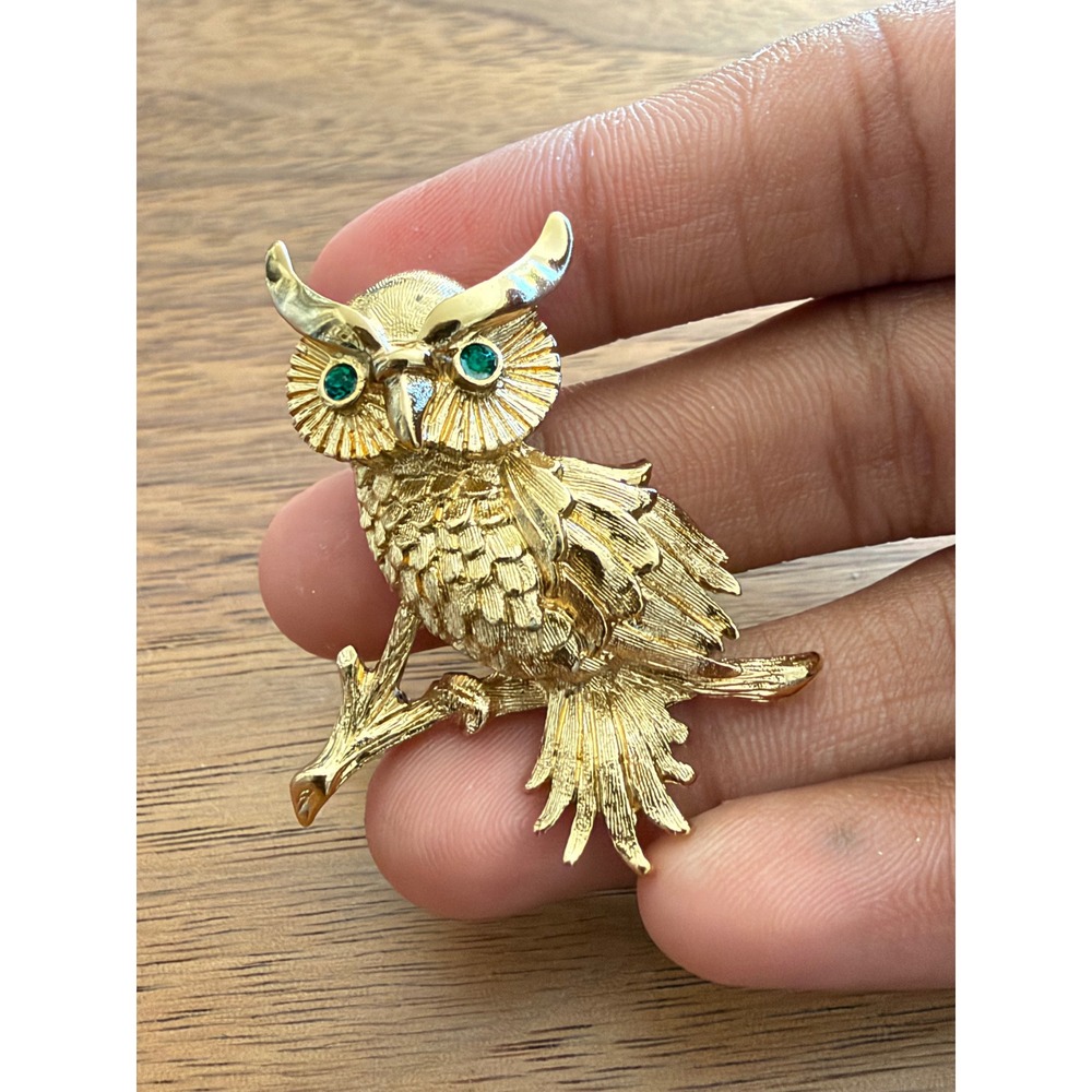 Brooch Vintage Monet Gold Tone Owl Green Rhinestone Eyes Textured Pin - Picture 4 of 4